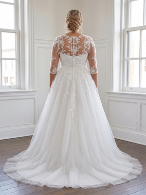 Plus Size Lace 3/4 Sleeve Tulle Wedding Dress Pearl Button Back Voluminous Ball Gown