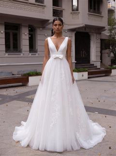 Sleeveless Deep V Tulle Wedding Dress With Waist Bow Hidden Pockets Floral Lace Appliques U Back Pearl Button Bridal Gown
