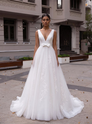 Sleeveless Deep V Tulle Wedding Dress With Waist Bow Hidden Pockets Floral Lace Appliques U Back Pearl Button Bridal Gown