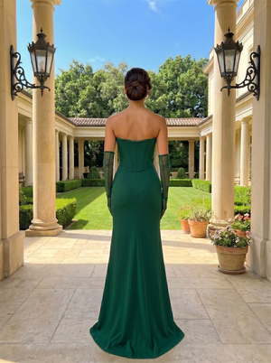 Schulterfreies Korsett-Abendkleid mit Handschuhen, gerafften und geschlitzten Ballkleidern