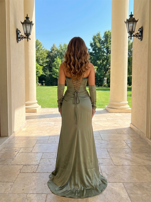 Trägerloses formelles Abendkleid mit Herzausschnitt, Kristallen, drapiertem Satintrock, hohem Schlitz und abnehmbaren Ärmeln