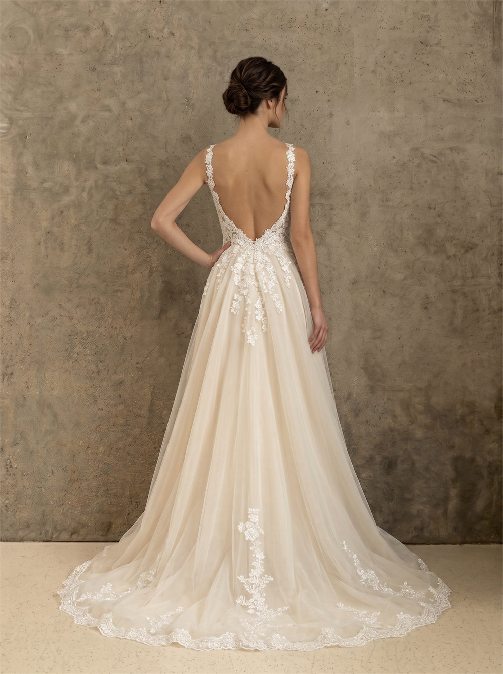 Halter Neck Lace Tulle Wedding Dress Sleeveless Low Back Floral Applique A Line Formal Bridal Dress