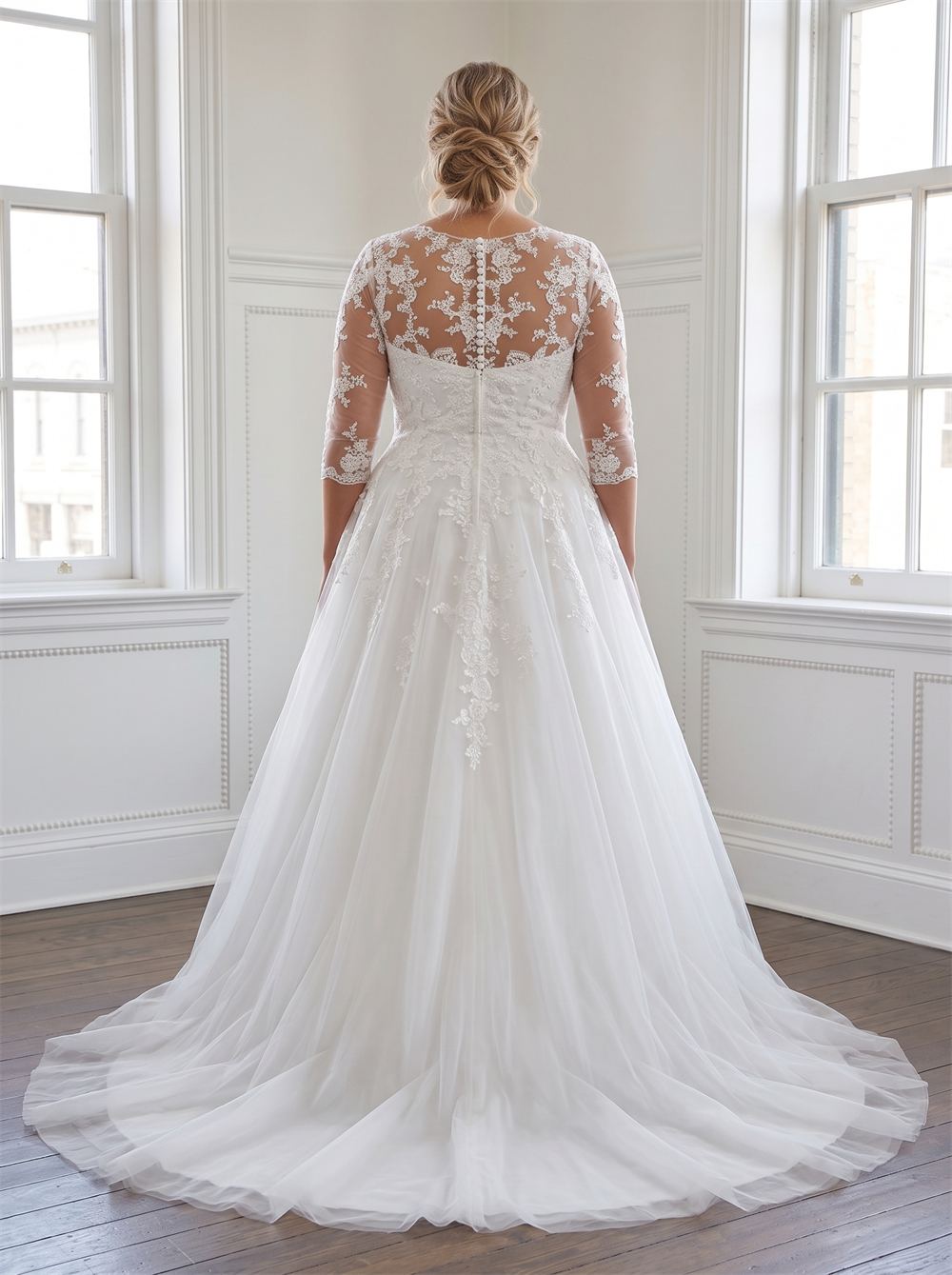 Plus Size Lace 3/4 Sleeve Tulle Wedding Dress Pearl Button Back Voluminous Ball Gown