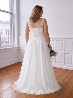Plus Size V Neck Lace Tulle A Line Wedding Dress Spaghetti Straps Corset Lace Up Back Soft Curvy Bridal Gown
