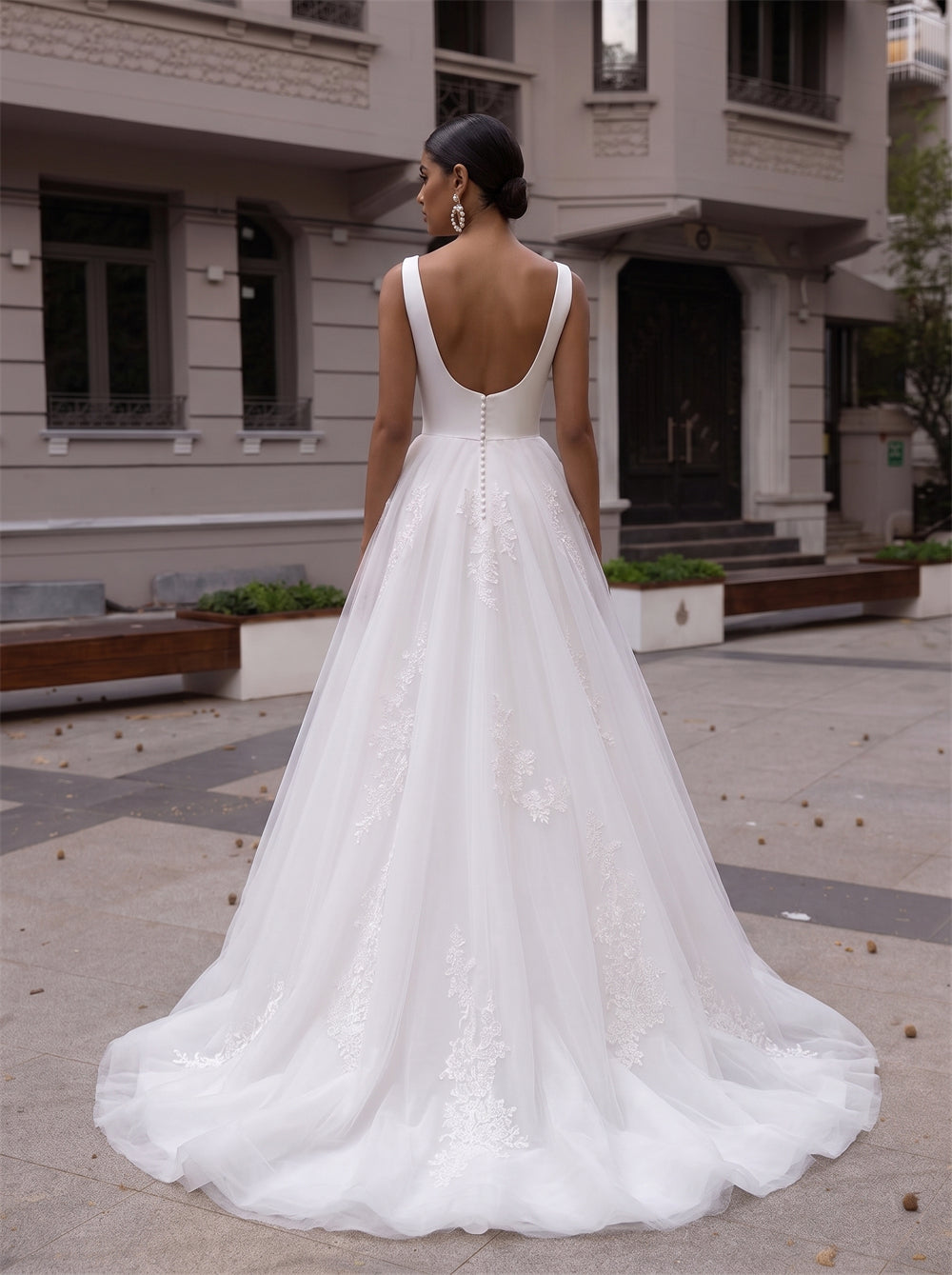 Sleeveless Deep V Tulle Wedding Dress With Waist Bow Hidden Pockets Floral Lace Appliques U Back Pearl Button Bridal Gown