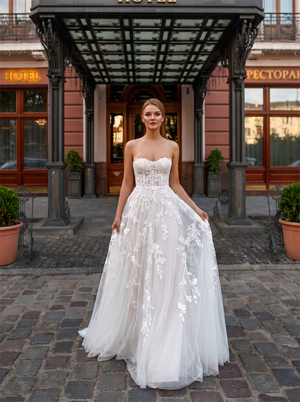 Strapless Leaf Lace White Tulle Wedding Dress Lace-Up V Corset Back A Line Gown