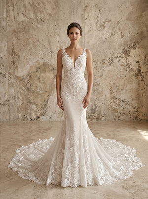 V Neck Sleeveless Floral Lace Mermaid Wedding Dress Luxury Long Train Fitted Bridal Dress For Formal Wedding