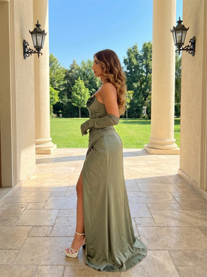 Trägerloses formelles Abendkleid mit Herzausschnitt, Kristallen, drapiertem Satintrock, hohem Schlitz und abnehmbaren Ärmeln