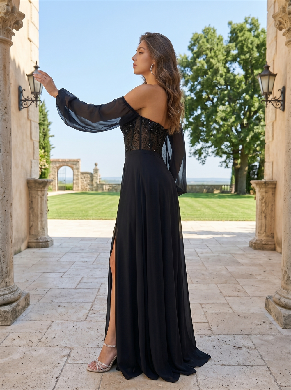 Abendkleid aus Chiffon mit Perlenstickerei, transparenten Off-Shoulder-Ärmeln und hohem Beinschlitz, Ballkleid