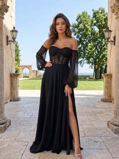 Abendkleid aus Chiffon mit Perlenstickerei, transparenten Off-Shoulder-Ärmeln und hohem Beinschlitz, Ballkleid