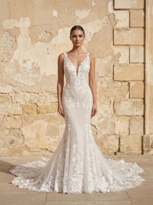 V-Neck Spaghetti Strap Floral Lace Mermaid Wedding Dress With Long Train